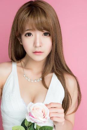 黑色蕾丝透明开叉短裙穿搭